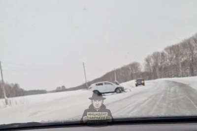 Лобовое столкновение Kia и грузовика на алтайской трассе