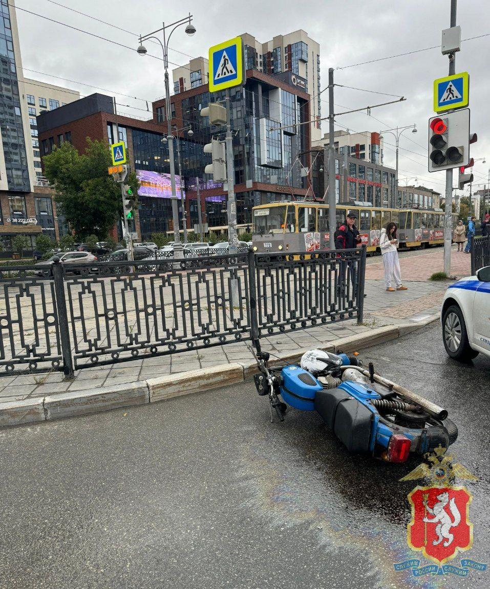 В Екатеринбурге мотоциклист-неудачник пытался скрыться от гаишников: видео эпичной погони 