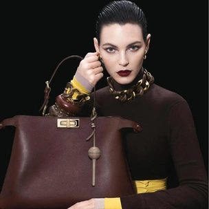 Виттория Черетти и тот-самый-кожаный-чехол для Chupa Chups на постерах Fendi 🍭