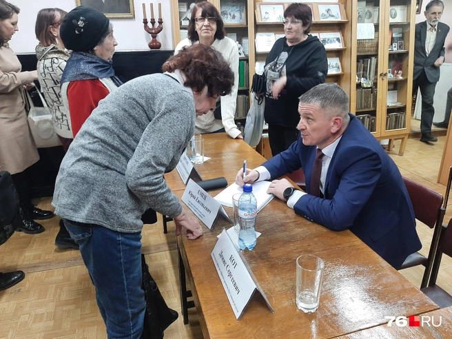 После завершения встречи жители подходили к руководителю районов в индивидуальном порядке | Источник: Екатерина Лещенкова / 76.RU