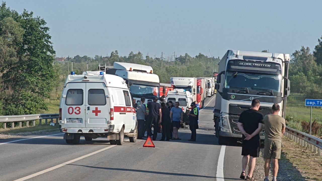 «Жесткая авария на мосту! Жаль людей»: «семёрка» и цистерна не поделили дорогу близ Елховки — видео 