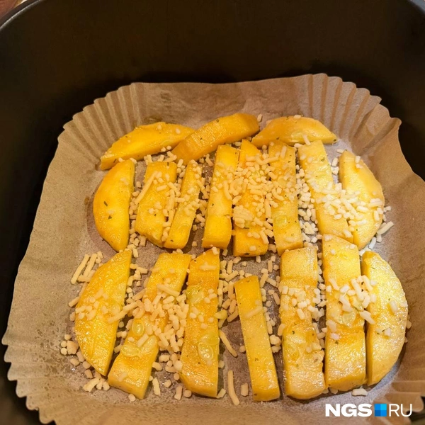 Если порезать кабачок дольками, то на приготовление уйдет меньше времени, потому что в таком виде в аэрогриль поместится больше кусочков | Источник: читатель НГС