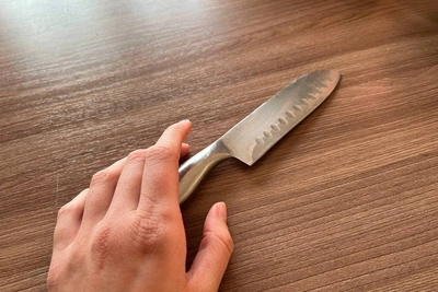 Мужчина с ножом разбил остановку на улице Симонова