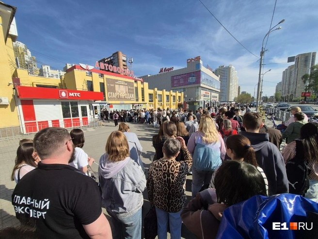 В теплое время года перед выходными у автовокзала постоянно толпы людей | Источник: читатель Е1.RU