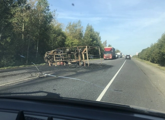 На трассе М5 в Путятинском районе грузовик сгорел после ДТП с легковушкой | ya62.ru