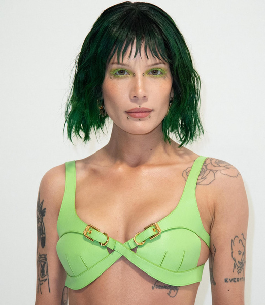 Зеленые волосы, пирсинг и цветные ресницы — креативный образ Холзи на Неделе моды в Париже