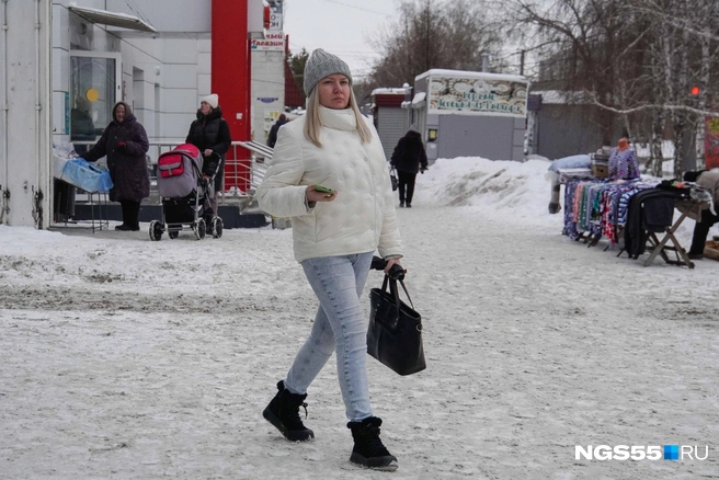 Но вот сумки дамы выбирают темные, даже в дополнение к белоснежным образам | Источник: Евгений Софийчук / NGS55.RU