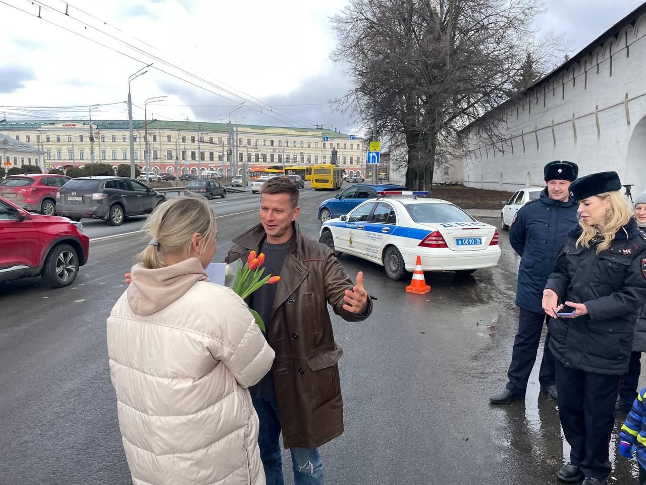 Популярного российского актера заметили в центре Ярославля в окружении полицейских. Видео