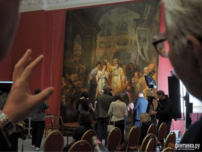 Без разрешения медкомиссии туда нельзя. Русский музей реставрирует высоченные картины Григория Угрюмова | Источник: Михаил Огнев / «Фонтанка.ру»