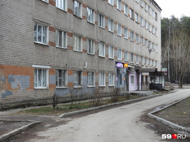 Дом, из окна которого выпал мальчик, похож на общежитие | Источник: Кирилл Хафизов / 59.RU