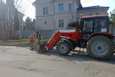 В Костроме продолжается уборка дорог и территорий