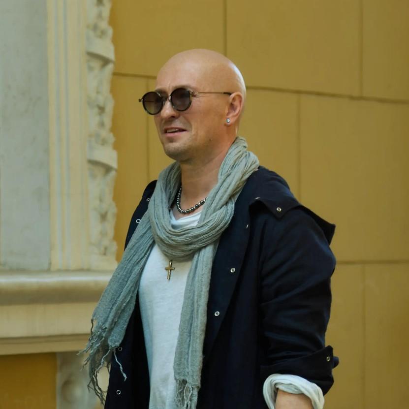 «Пожалуйста, скажите, что это ИИ!»: Сергей Безруков стал лысым и сыграл Дмитрия Нагиева в новой комедии