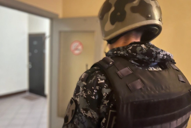 Росгвардейцы показали, как заходили в квартиру, где зарезанная петербурженка умирала рядом с 13-летней дочерью | Источник: ГУ Росгвардии по Санкт-Петербургу и Ленобласти