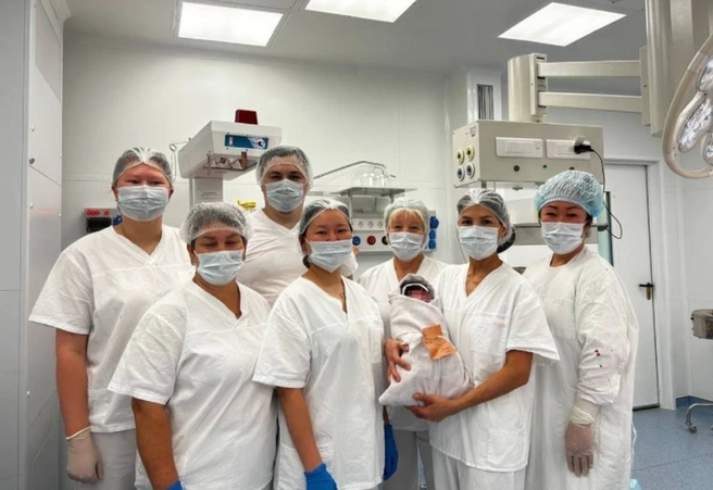 Роды прошли благополучно благодаря слаженной работе профессиональной команды | Источник: Республиканский перинатальный центр Эхын Баяр