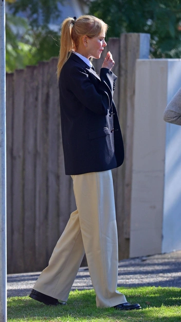 Богатая школьница: Николь Кидман одевается в стиле преппи и выглядит безупречно и модно | marieclaire.ru