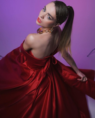 Фото №2 - Красное атласное платье и массивные цепи: Маха Горячева показала самый роскошный образ на Новый год 2022