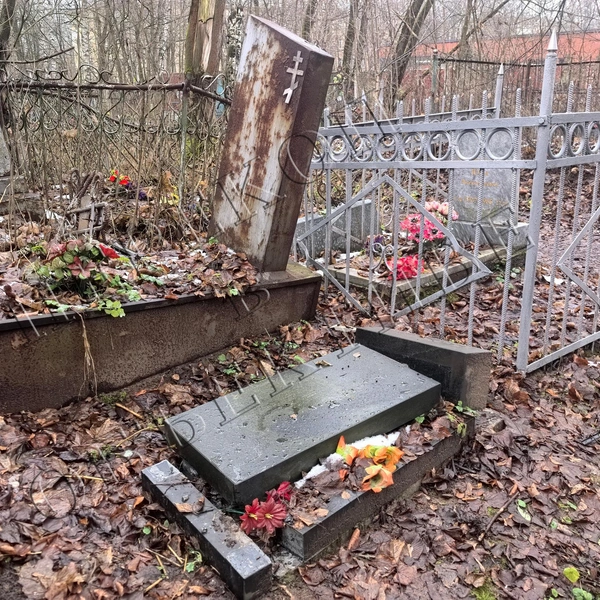 Еще одна поврежденная могила | Источник: «Перекоп в объективе» / vk.com