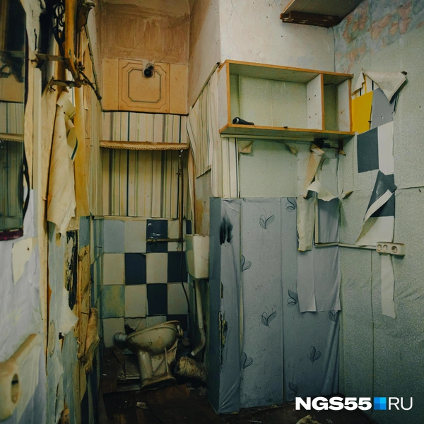Унитазам в этом доме знатно досталось | Источник: Кирилл Башинский / NGS55.RU