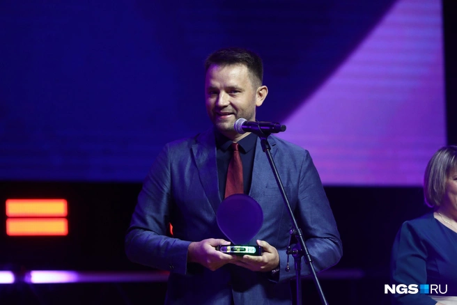 Денис Гузенко произнес на сцене слова благодарности | Источник: Александр Ощепков / NGS.RU