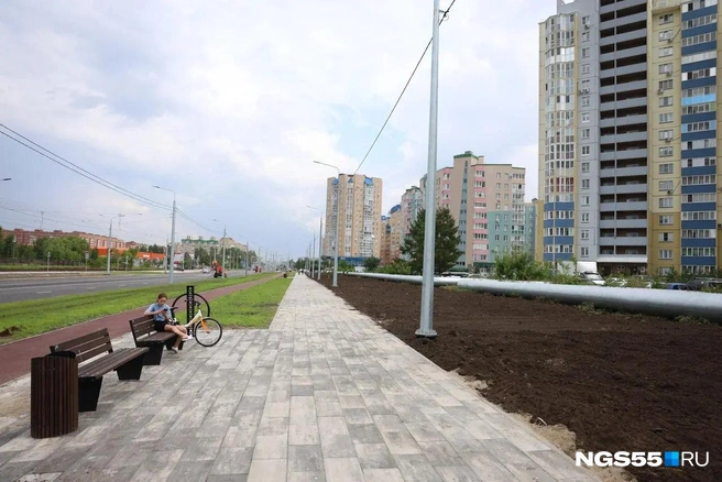 Лавочки развернули в сторону теплотрассы, зато тротуар стал больше | Источник: Евгений Софийчук / NGS55.RU