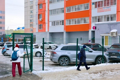 Courtyard pickup point owner answers neighbors' complaints