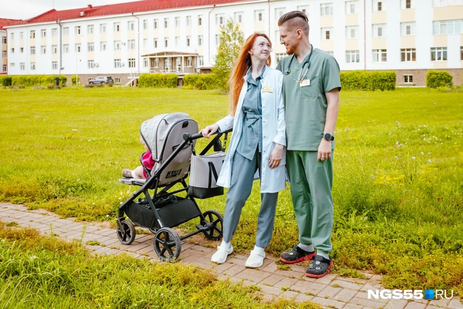 Каждый вечер пара старается проводить время вместе, гуляя с ребенком по Исилькулю | Источник: Кирилл Башинский / NGS55.RU