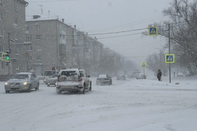 Курган засыпает снегом второй день