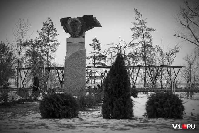 Где-то в сквере есть портал во времени | Источник: Алексей Волхонский / V1.RU