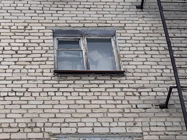 Скопления мусора заметны даже снаружи здания через окно | Источник: Артем Матюхин / E1.RU