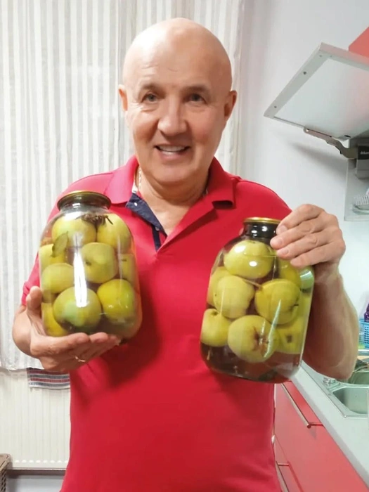 Николай Лукинский с компотом собственного приготовления | Источник: соцсети