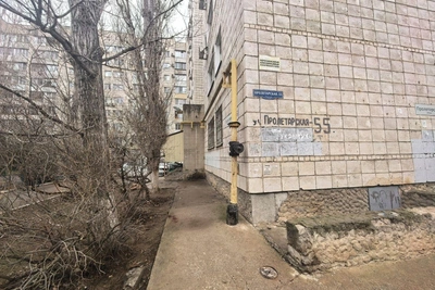 В Волгограде школьница выпала с четвертого этажа