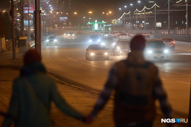 Многие люди переживают за состояние своего здоровья, поскольку пыли в воздухе очень много | Источник: Александр Ощепков / NGS.RU