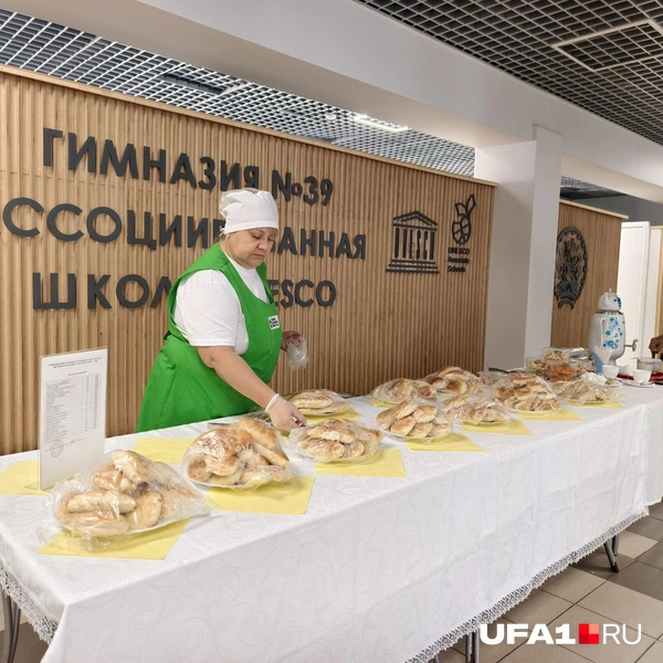 В 39 гимназии тоже кормят пирожками | Источник: Булат Салихов / UFA1.RU