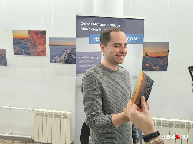 Максим Червяков показывал всем пришедшим на премьеру свои фотоработы во льдах | Источник: Антон Васильченко / 164.RU