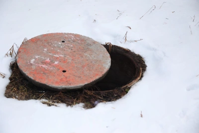 Stench burns eyes in Omsk apartment building sewage flood