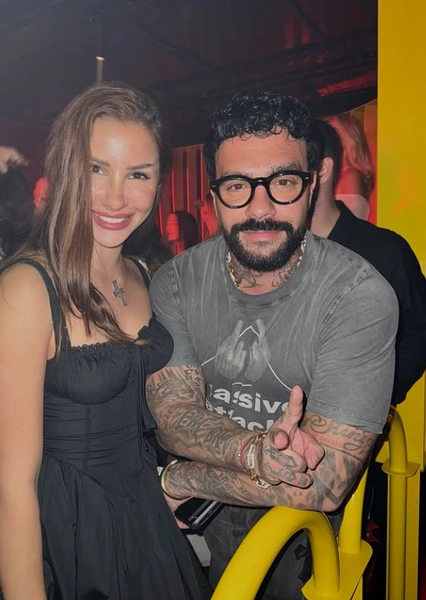 По всей видимости, Россинская привлекает к себе внимание за счет кадров с известными людьми