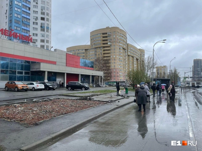 Такая картина стала уже привычной для Екатеринбурга | Источник: читатель E1.RU