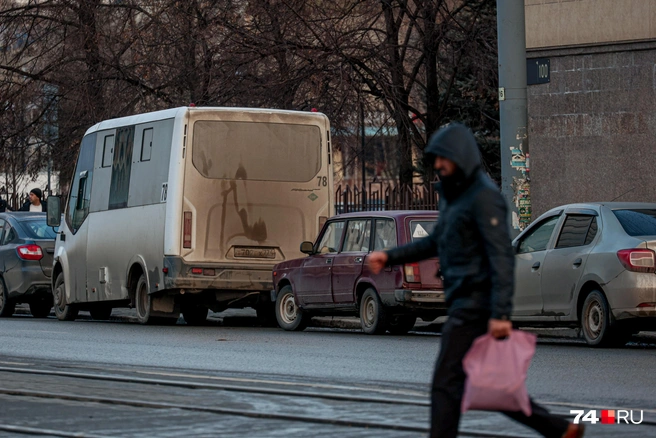 Но стоят маршрутки в том же потоке, что и остальной транспорт | Источник: Наталья Лапцевич / 74.RU