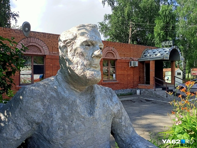 Сасовский Хемингуэй сидит на обочине уже несколько десятков лет | Источник: Кристина Мельникова / YA62.RU