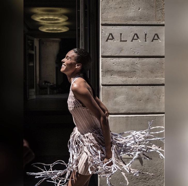 Тина Кунаки и Синди Бруна в нюдовых платьях танцуют в рекламе весенней коллекции 2021 Azzedine Alaia