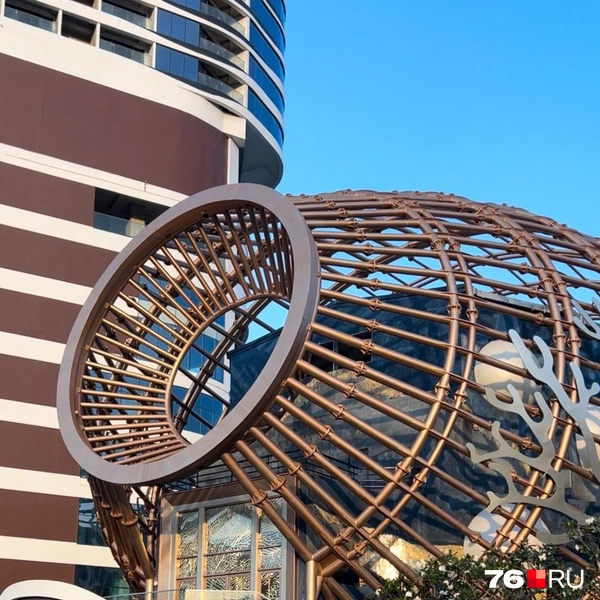 Особенность шоу в театре&nbsp;— левитирующие декорации, которыми управляют артисты прямо на глазах у зрителей, двигая педали велосипеда | Источник: Екатерина