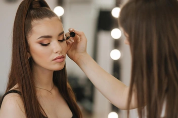 «Сменила работу учителя на визажиста — и рискую потерять друзей»