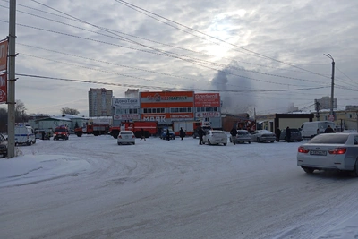 На проспекте Мира в Омске загорелся торговый центр «Маяк»