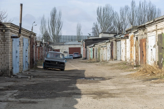 По предварительным данным, полицейский подорвался в одном из гаражей | Источник: Константин Завриков V1.RU