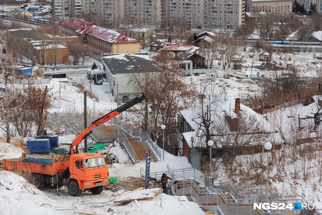 …но приходится «любоваться» стройкой | Источник: Мария Ленц / NGS24.RU