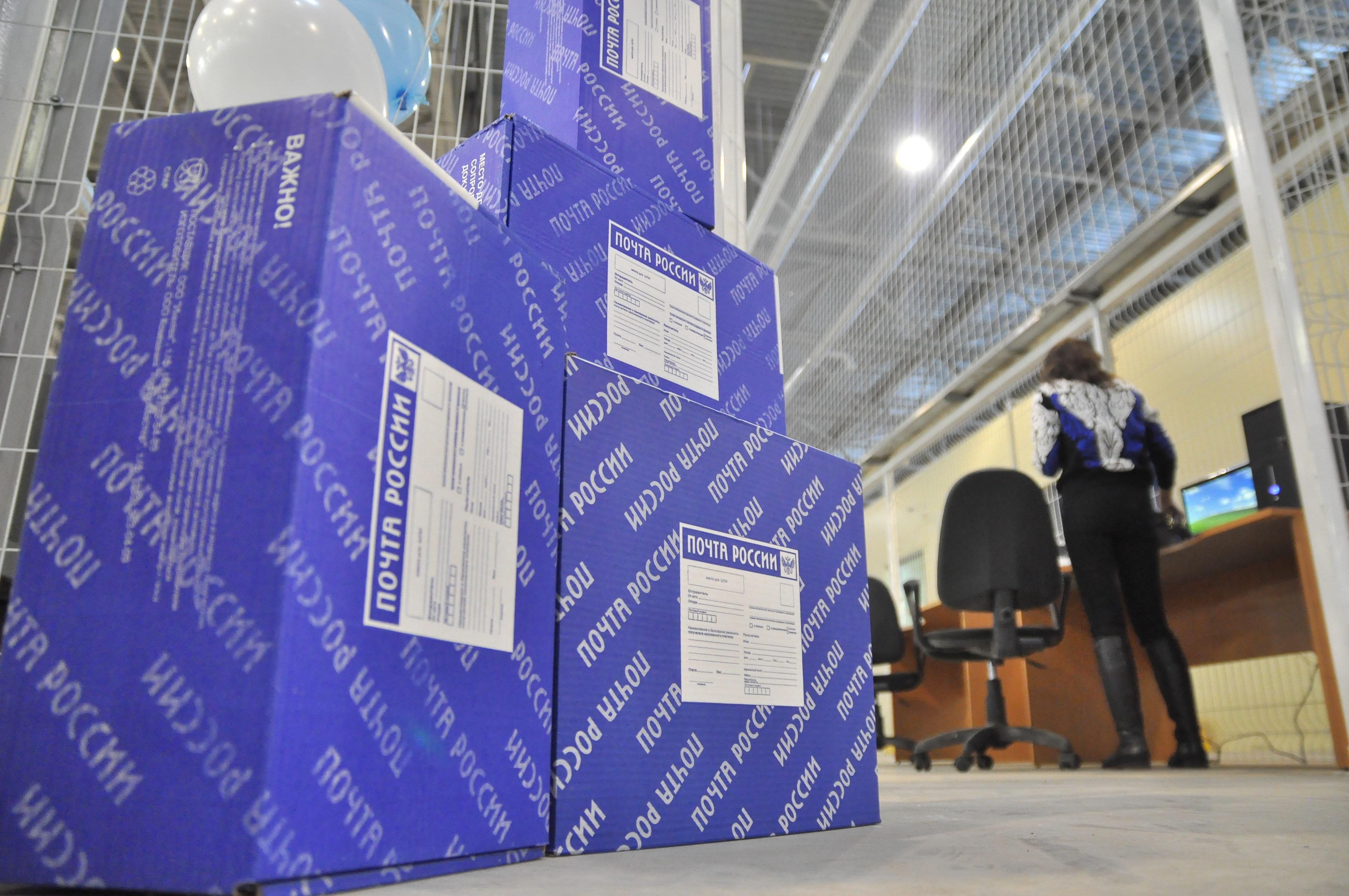 В Волгограде выстроилась огромная очередь у отделения «Почты России», там работает один сотрудник — видео