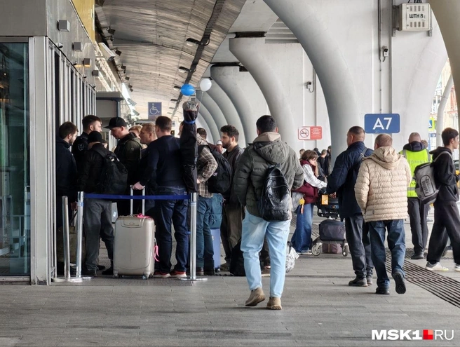 Во Внуково очереди даже на улице | Источник: Дмитрий Бондарев / MSK1.RU