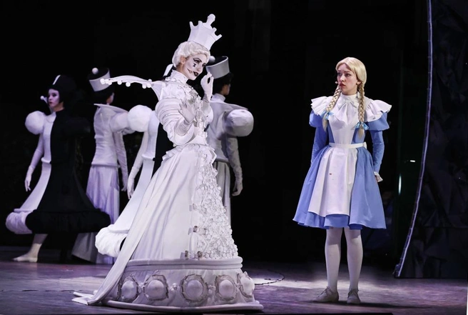 Это сцена из детского мюзикла про Алису, которую ставят в Ростовском музтеатре | Источник: Ростовский государственный музыкальный театр / rostovopera.ru