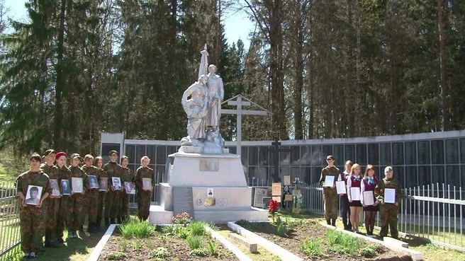 В этой братской могиле в селе Васильевское Смоленской области захоронены останки нашего солдата | Источник: предоставлено командиром поискового отряда «Обелиск» Михаилом Поляковым