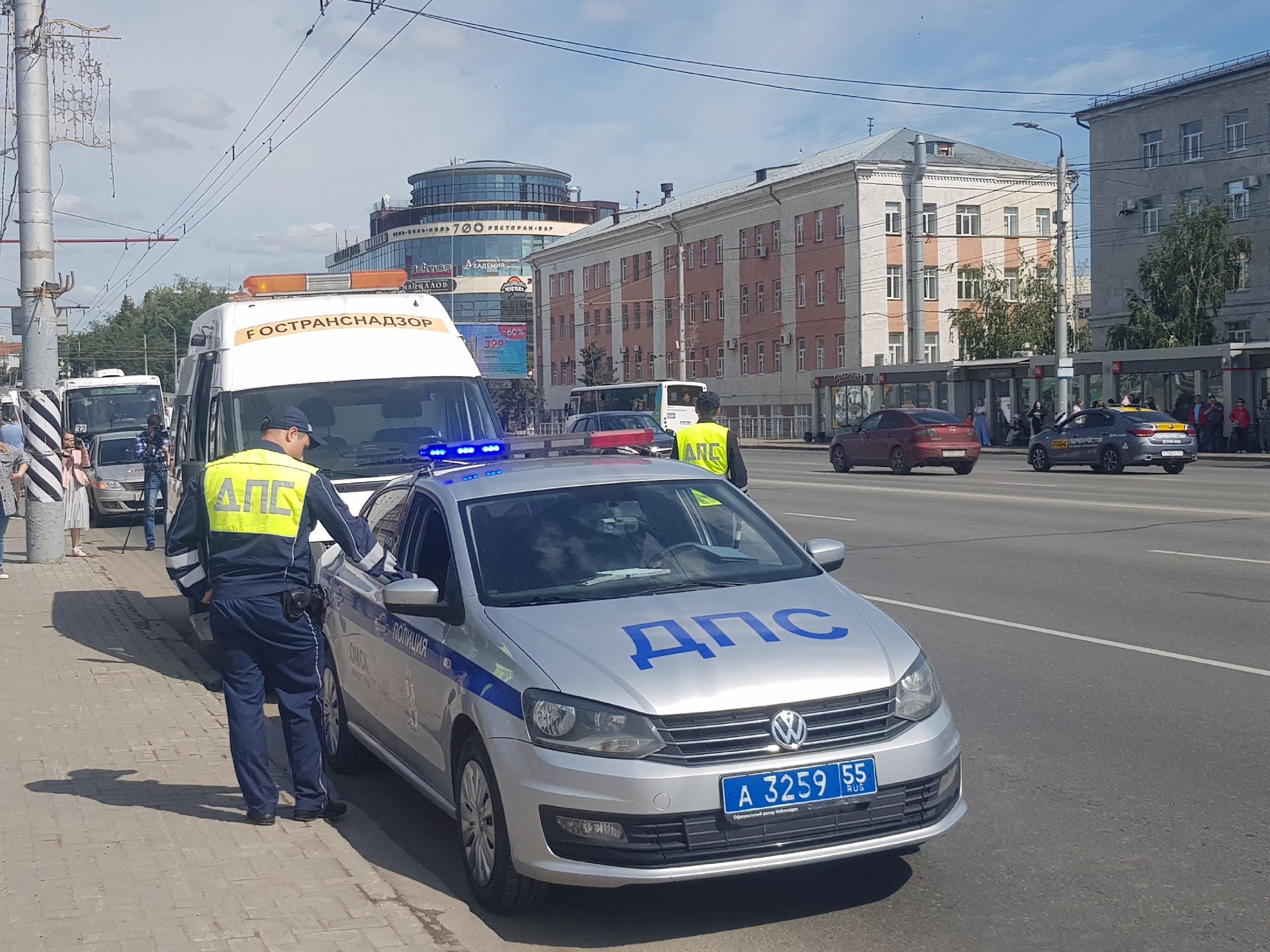 В Омске начали массово задерживать маршрутки из-за новых правил - 1 июля  2023 - НГС55.ру